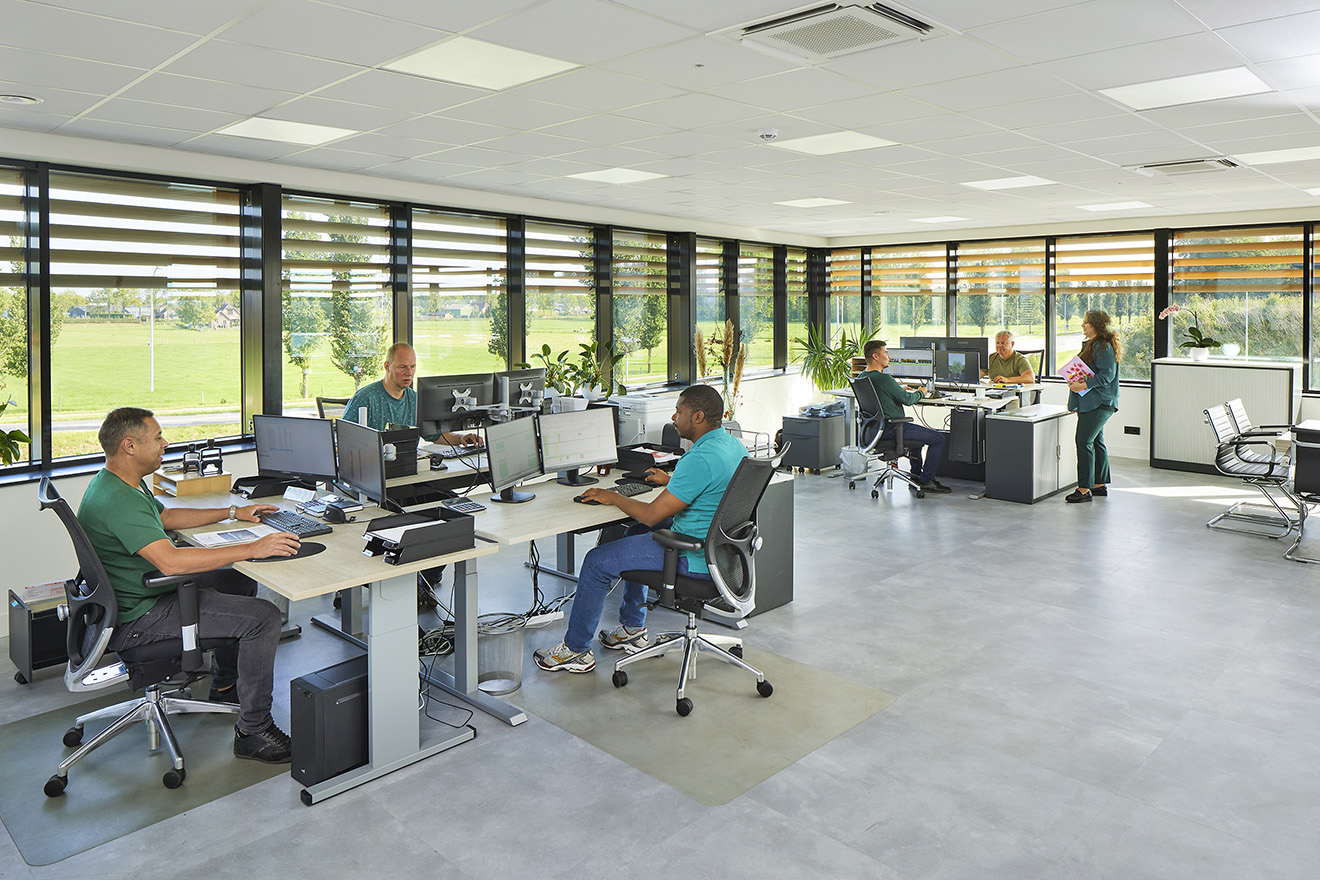 Team van Agro-NL Consult Solutions biedt projectadviesdiensten in een moderne kantooromgeving.