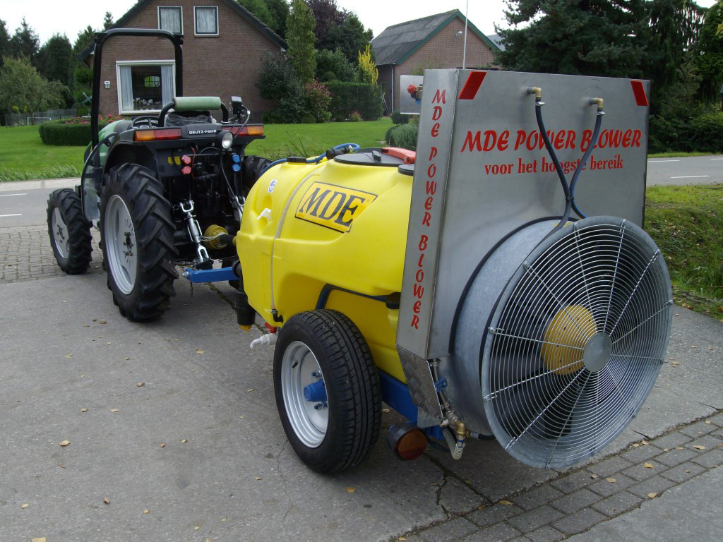 Landbouwmachines voor sproeien, zorgen voor gelijkmatige verdeling van voedingsstoffen en beschermingsmiddelen.