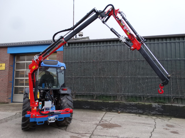 Efficiënte laadmachines gebruikt voor het hanteren van planten en materialen in kwekerijen.